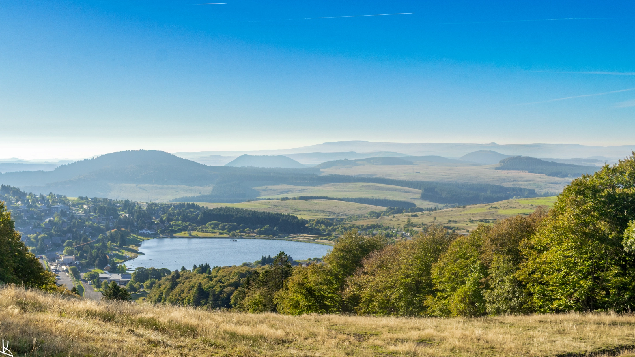 Le lac de Super Besse et le Puy de Montchal